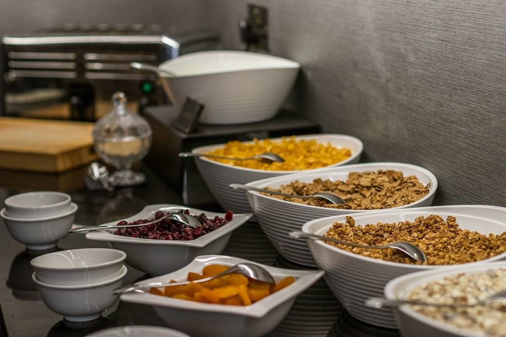 Montcalm Brewery Townhouse Hotel Лондон Екстериор снимка The photo shows a variety of food items arranged on a countertop. There are several bowls containing different types of cereals and toppings. 

- One bowl features a light-colored granola.
- Another bowl holds what looks like corn flakes or a similar